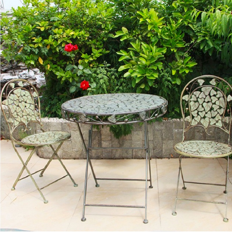 Outdoor Furniture Europe - โต๊ะและเก้าอี้เหล็กย้อนยุคในลานเก่า โต๊ะพักผ่อนกลางแจ้งสำหรับระเบียง 1 โต๊ะและ 2 เก้าอี้
