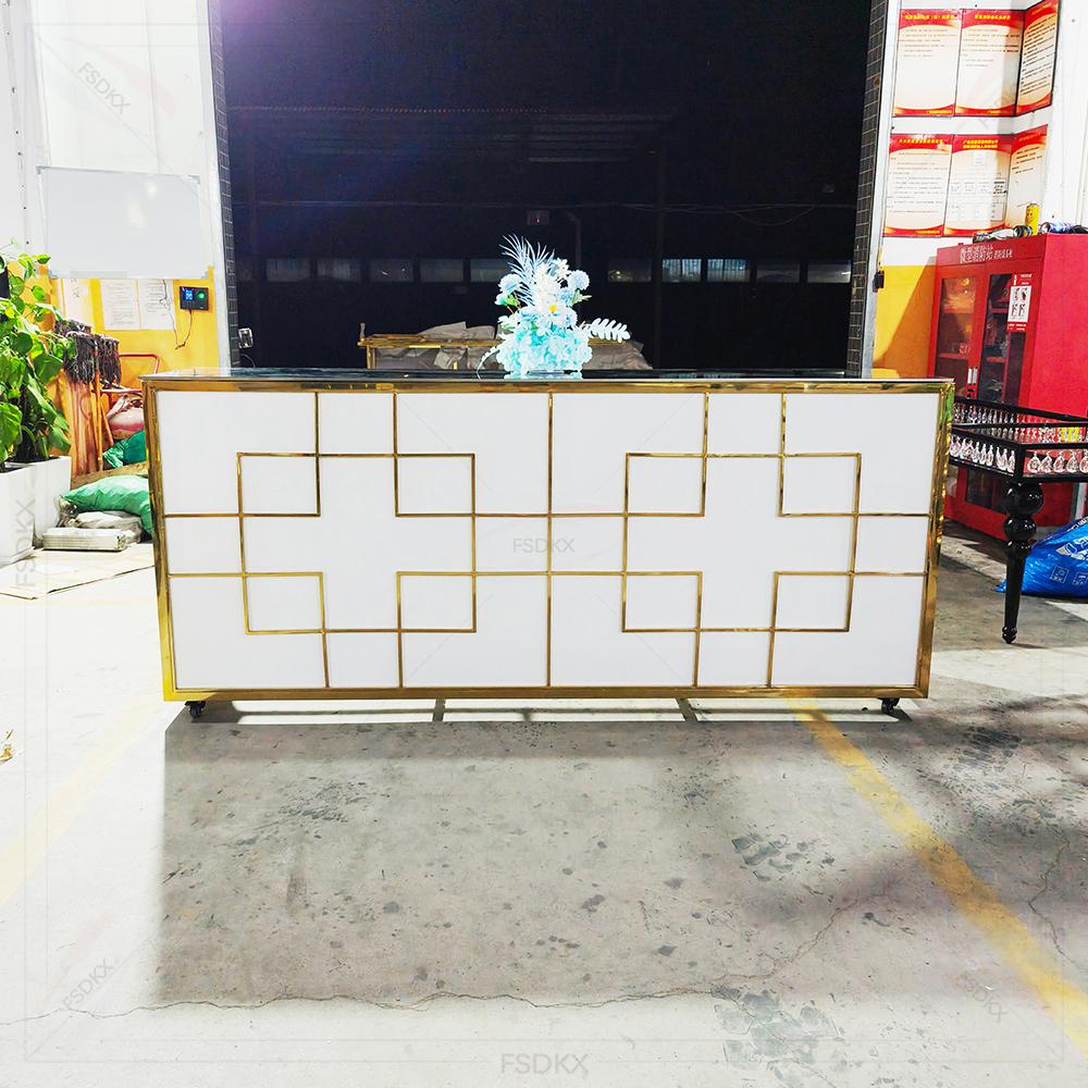 Outdoor Furniture Europe - กิจกรรมกลางแจ้งที่ไม่เหมือนใครพร้อมล้อ, ลวดลายกลวงสแตนเลสสีทอง, ภายในอะคริลิกสีขาว, เคาน์เตอร์กระจก, เคาน์เตอร์