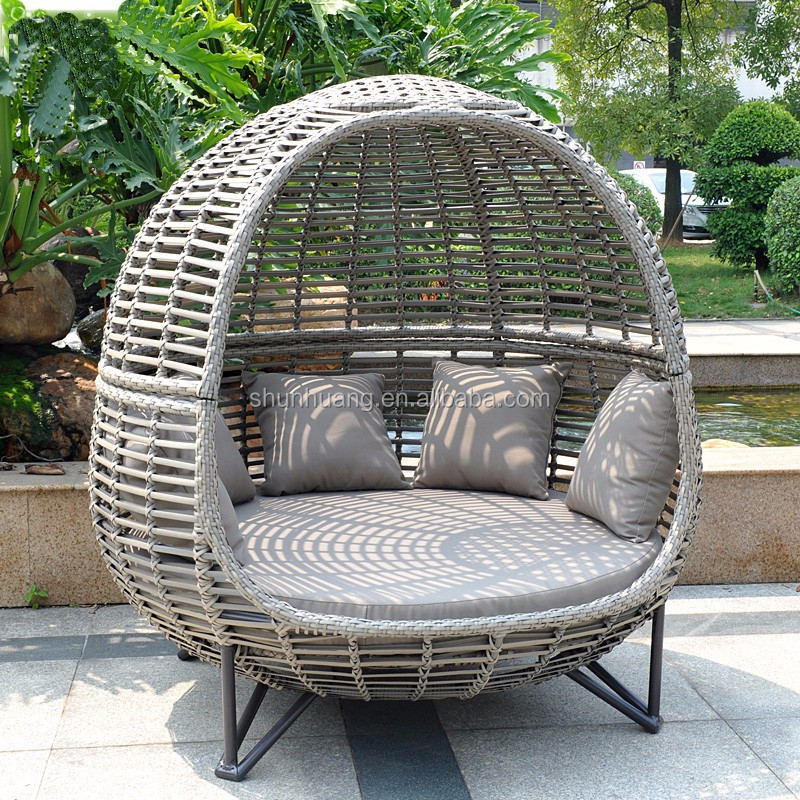 Outdoor Daybed Furniture - เตียงนอนกลางแจ้งแบบมีหลังคาสไตล์นอร์ดิก เก้าอี้พักผ่อนสำหรับสวน ชายหาด เฟอร์นิเจอร์หวาย โครงอะลูมิเนียม เตียงอาบแดด
